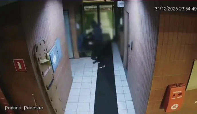 Câmeras de segurança flagraram o momento em que criminosos armados renderam vigilantes e roubaram materiais de laboratório da USP durante a virada do ano. Foto: Reprodução.