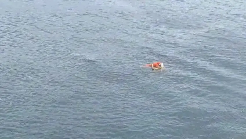 Pescador sobreviveu após passar horas à deriva no mar segurando-se em uma porta de geladeira. Foto: Reprodução.