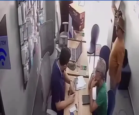 Cliente foi preso após esfaquear gerente de loja de telefonia em Carpina, na Zona da Mata Norte de Pernambuco. Foto: Reprodução.