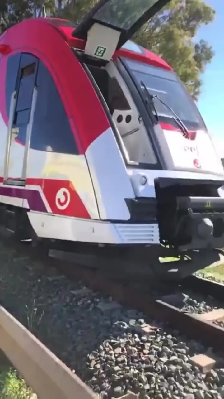 Trem regional colidiu com um guindaste próximo a Cartagena, no sudeste da Espanha, marcando o quarto incidente ferroviário no país em poucos dias. Foto: Reprodução.