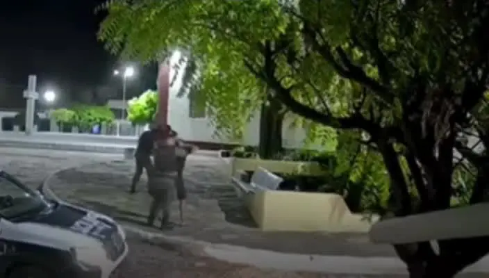 Imagens de videomonitoramento mostram o momento em que suspeito foge durante abordagem policial em praça de Santa Quitéria, no interior do Ceará. Foto: Reprodução.