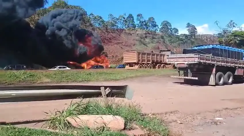 Ônibus em chamas anda sem motorista e provoca bloqueio total da Fernão Dias, em Igarapé, na Grande BH. Foto: Reprodução.