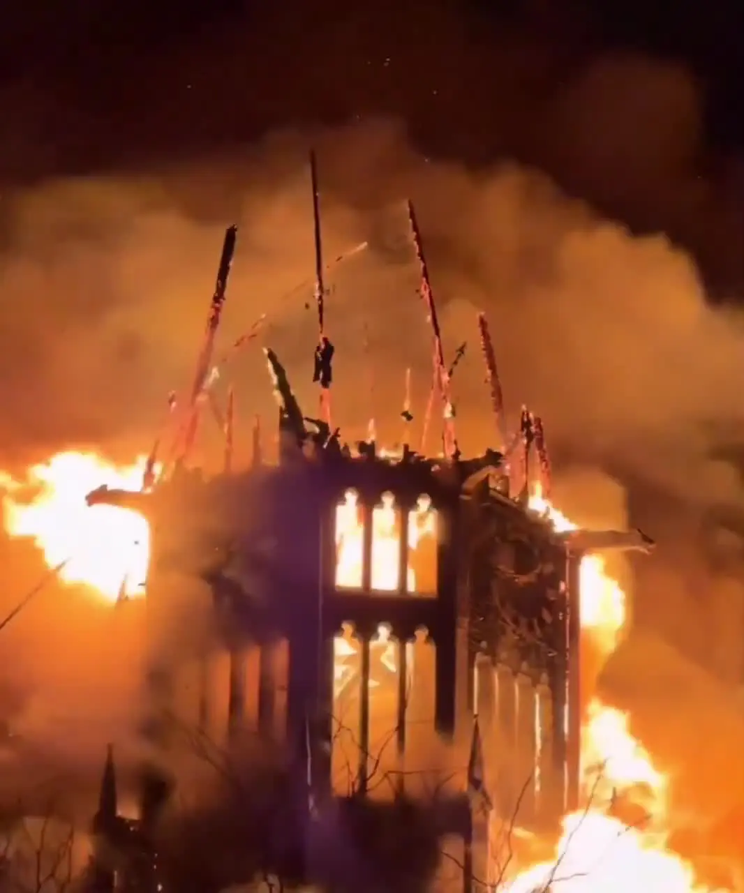 Incêndio de grandes proporções atingiu a Vondelkerk, igreja histórica próxima ao Vondelpark, em Amsterdã, durante as celebrações de Ano Novo. Foto: Reprodução.