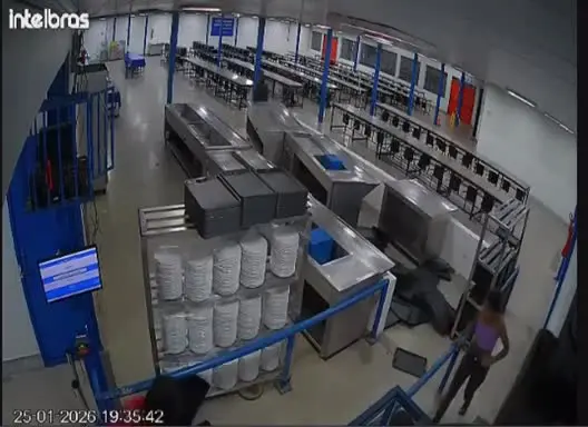 Imagens de câmeras internas mostram destruição de pratos, bandejas e móveis em restaurante comunitário. Foto: Reprodução.