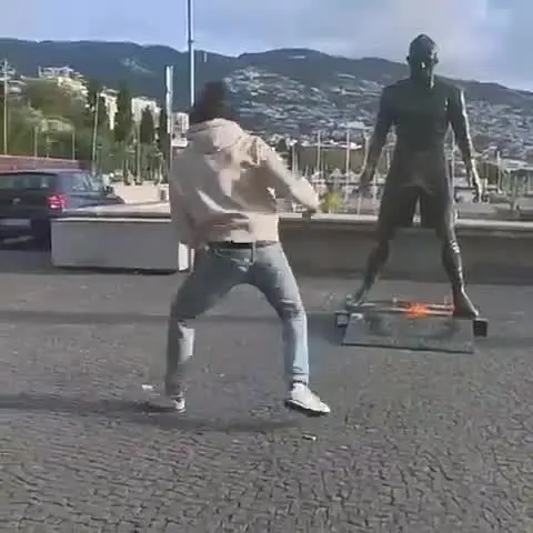 Estátua de Cristiano Ronaldo em frente ao Museu CR7, em Funchal, foi incendiada durante ato de vandalismo gravado em vídeo. Foto: Reprodução.