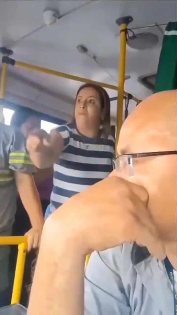 Motorista de ônibus foi agredido por duas passageiras dentro do veículo após decidir não seguir por área tomada pela enchente em Guarulhos. Foto: Reprodução,