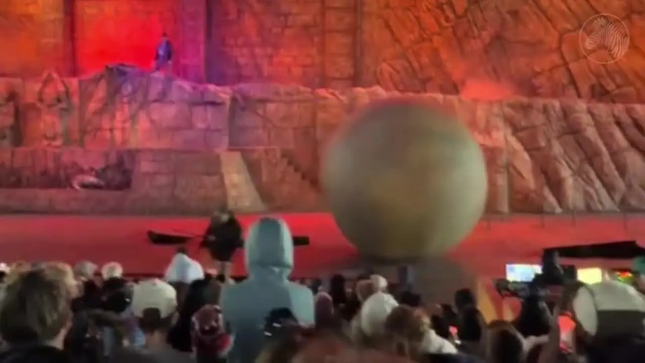 Funcionário da Disney se posiciona diante de rocha cenográfica de 180 kg para evitar que o objeto atingisse espectadores durante show no Hollywood Studios, na Flórida. Foto: Reprodução.