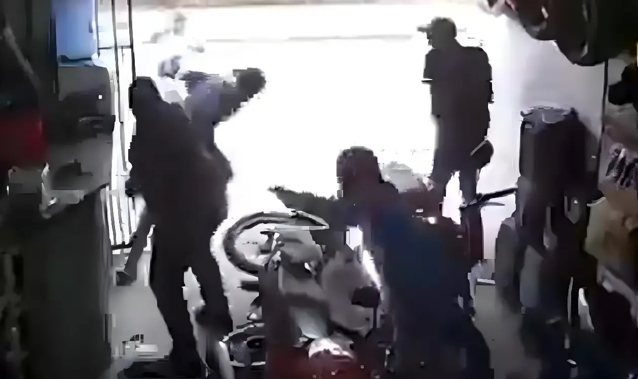 Dono de oficina reage a assalto, leva tiro nas costas e morre (Foto: Reprodução Câmera de Segurança)