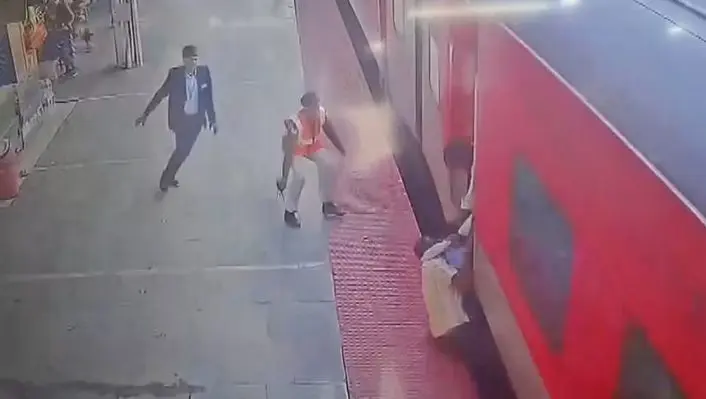 Vídeo chocante mostra pai e criança arrastados por trem após tentarem embarcar (Foto: Reprodução Câmera de Segurança)