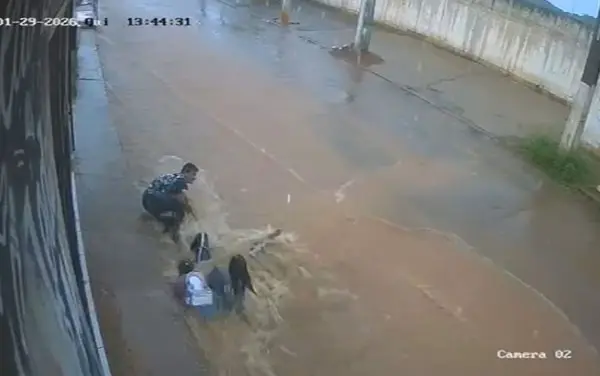 Homem tenta salvar tia e sobrinha arrastadas pela enxurrada; vídeo