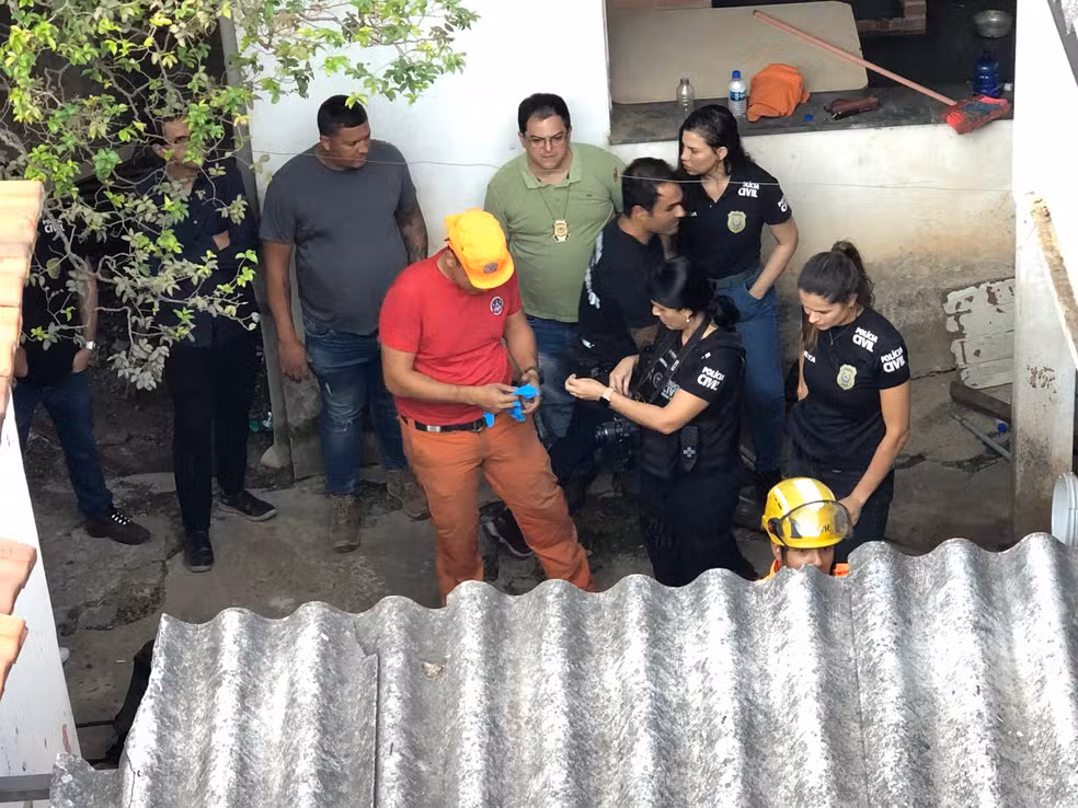 Resgate do corpo da vítima de dentro de uma cisterna (Foto: Bombeiros/PC - DHPP/Desaparecidos)