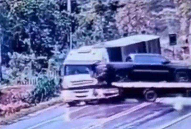 Imagem impressionante mostra momento em que caminhão bate em carreta e mata motorista