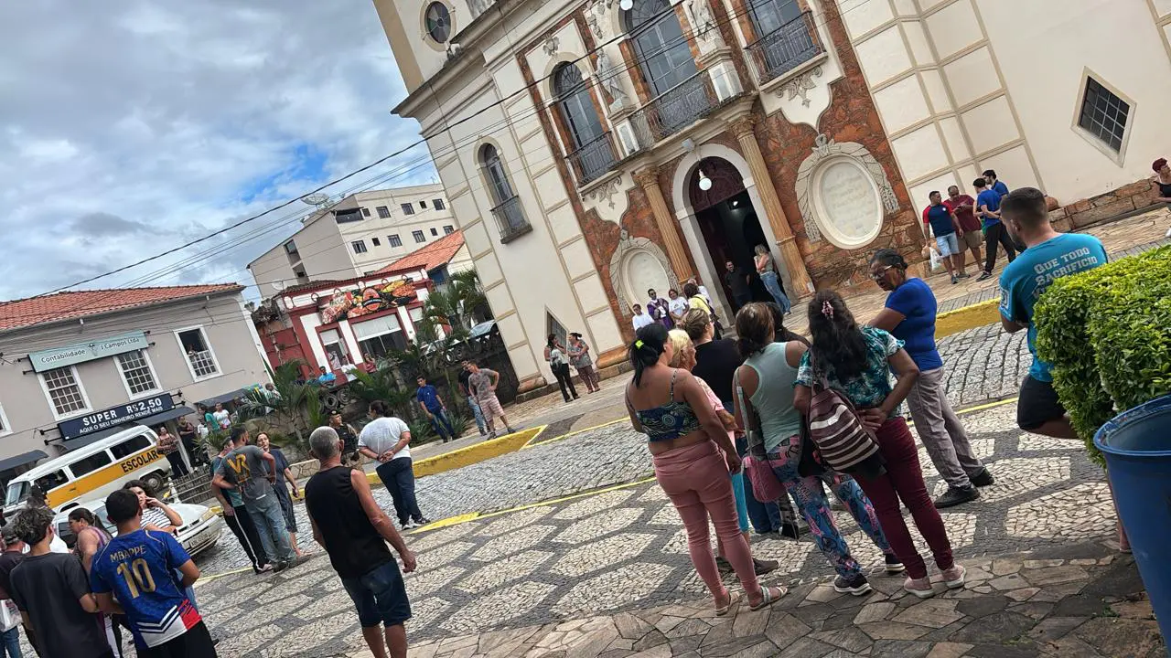 Mulher é baleada no velório da própria mãe e um dos tiros acerta caixão; veja vídeo