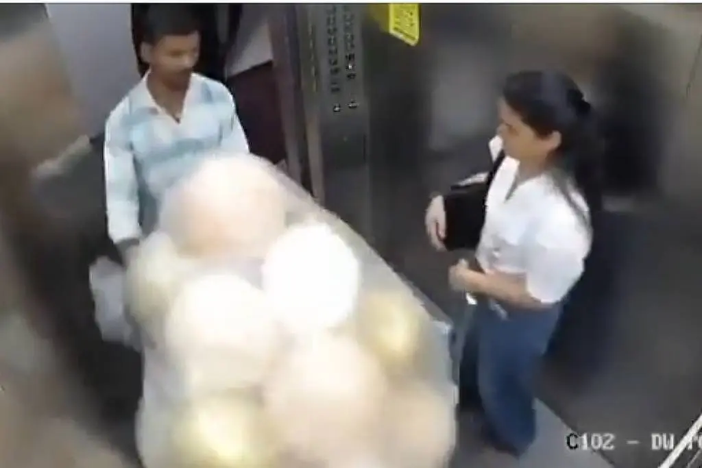 Explosão ocorreu segundos após entrada de entregador com balões em elevador, em Mumbai, Índia. Foto: Reprodução.