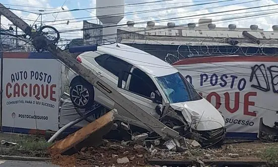 Impressionante: motorista fura semáforo, tenta desviar de moto e bate em poste