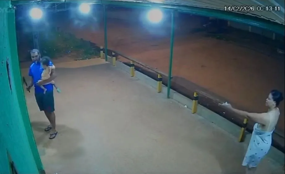 Vídeo: homem ameaça bebê de 11 meses com machadinha