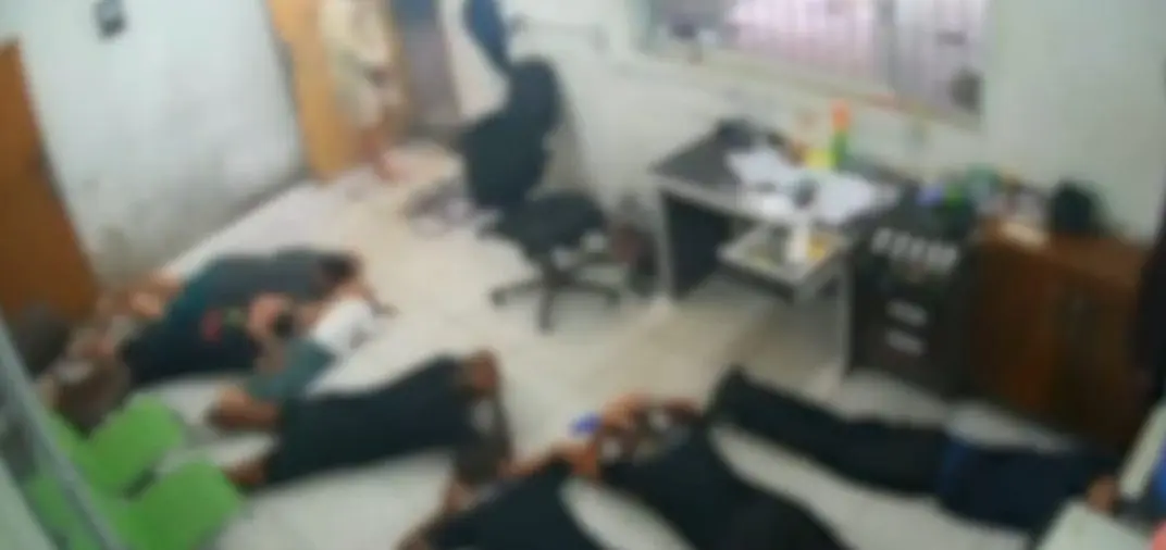 Assaltantes invadem empresa e rendem criança (Foto: Reprodução Câmera de Segurança)