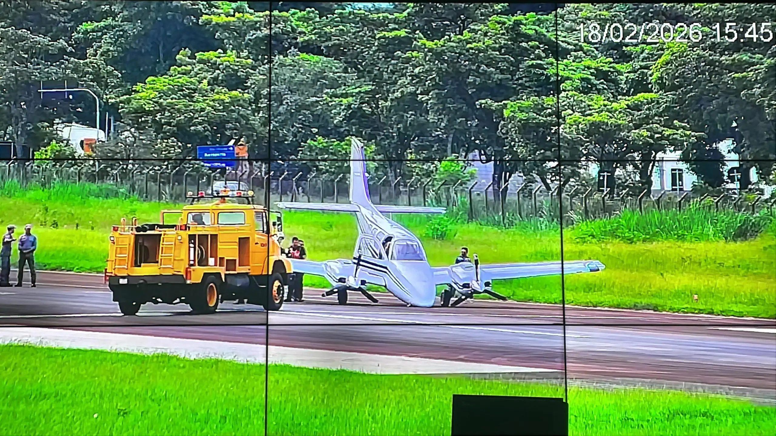 Avião precisa fazer pouso de emergência após colidir com pássaro na decolagem (Foto: Reprodução)