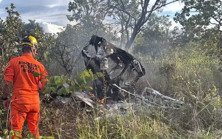 Avião cai e pega fogo no Entorno do Distrito Federal (Foto: Corpo de Bombeiros Militar de Goiás)