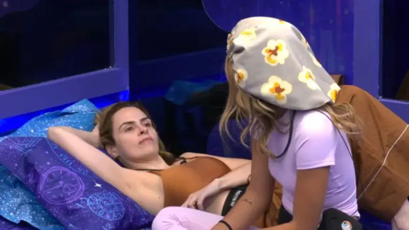 Bolsa Família é assunto em papo no BBB 26 entre Ana Paula e Samira (Foto: Reprodução TV Globo/BBB 26/GShow)
