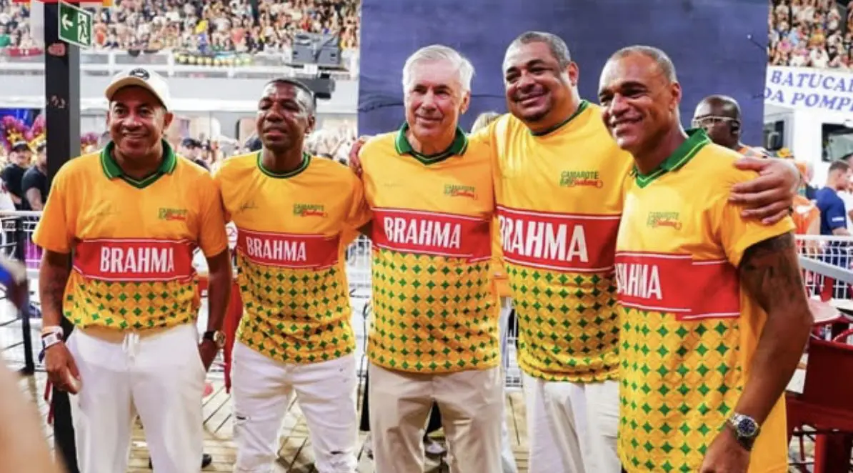 Ancelotti com ex-jogadores da seleção
