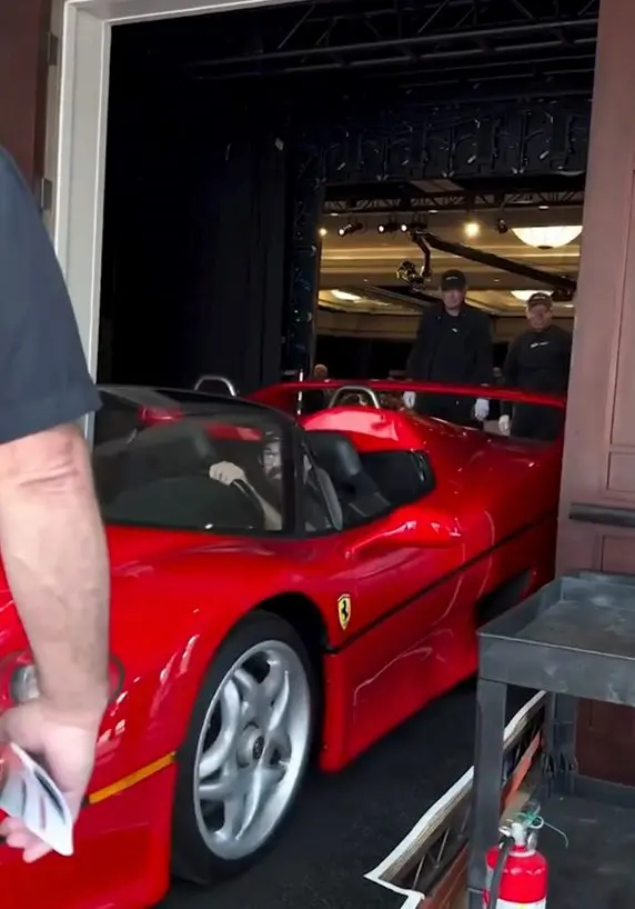Ferrari é arrematada em leilão por R$ 41 milhões e sofre acidente antes de ser entregue ao novo dono