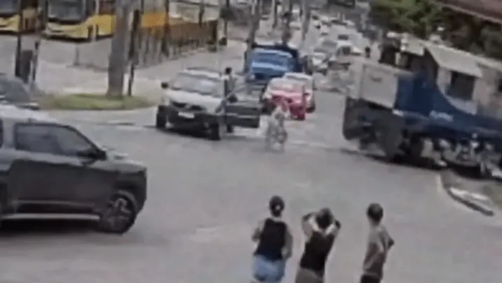 Mulher abandona veículo segundos antes de ser arrastado por trem; veja