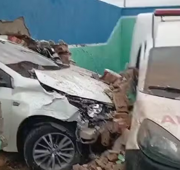 Carro derruba muro, invade hospital e atinge ambulâncias (Foto: Redes Sociais)