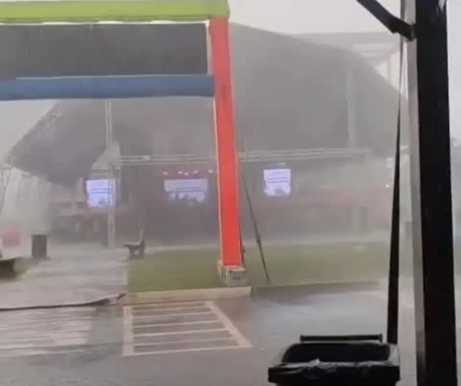 Ventania e chuva forte atingiram evento carnavalesco e causaram transtornos em diferentes regiões da cidade. Foto: Reprodução.
