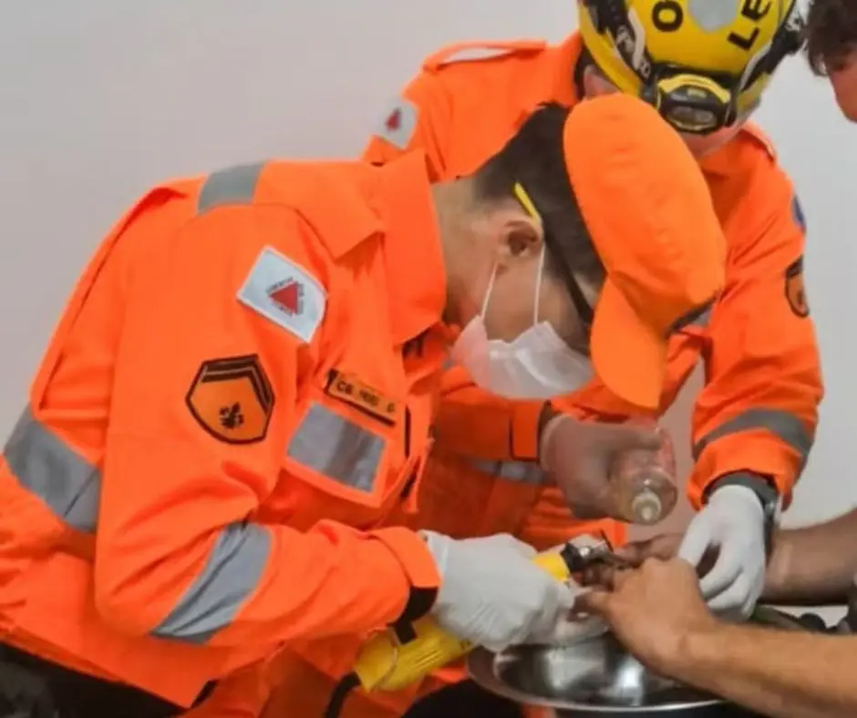 Bombeiros utilizaram mini retífica para retirar aliança presa no dedo de trabalhador em Januária (MG). Foto: Corpo de Bombeiros / Divulgação.