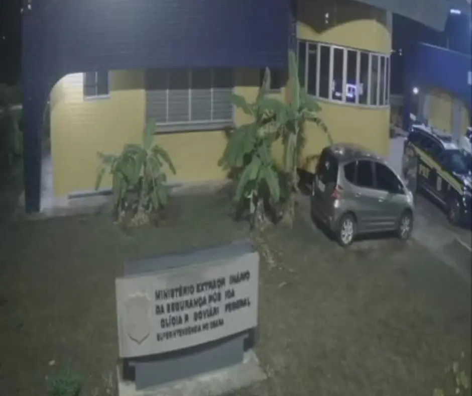 Câmeras registraram o momento em que a jovem foge de agressões e busca ajuda em unidade da Polícia Rodoviária Federal. Foto: Reprodução.