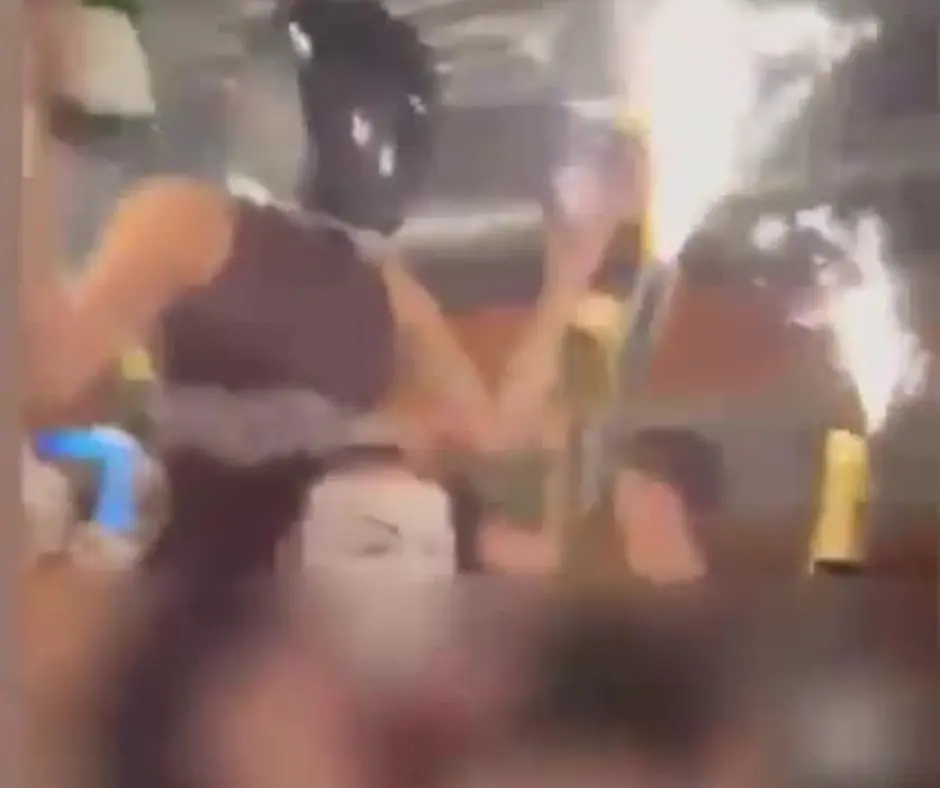 Momento exato em que a chama de uma vela pirotécnica entra em contato com a espuma acústica do teto do bar Le Contellation, na Suíça, provocando o incêndio. Foto: Reprodução.
