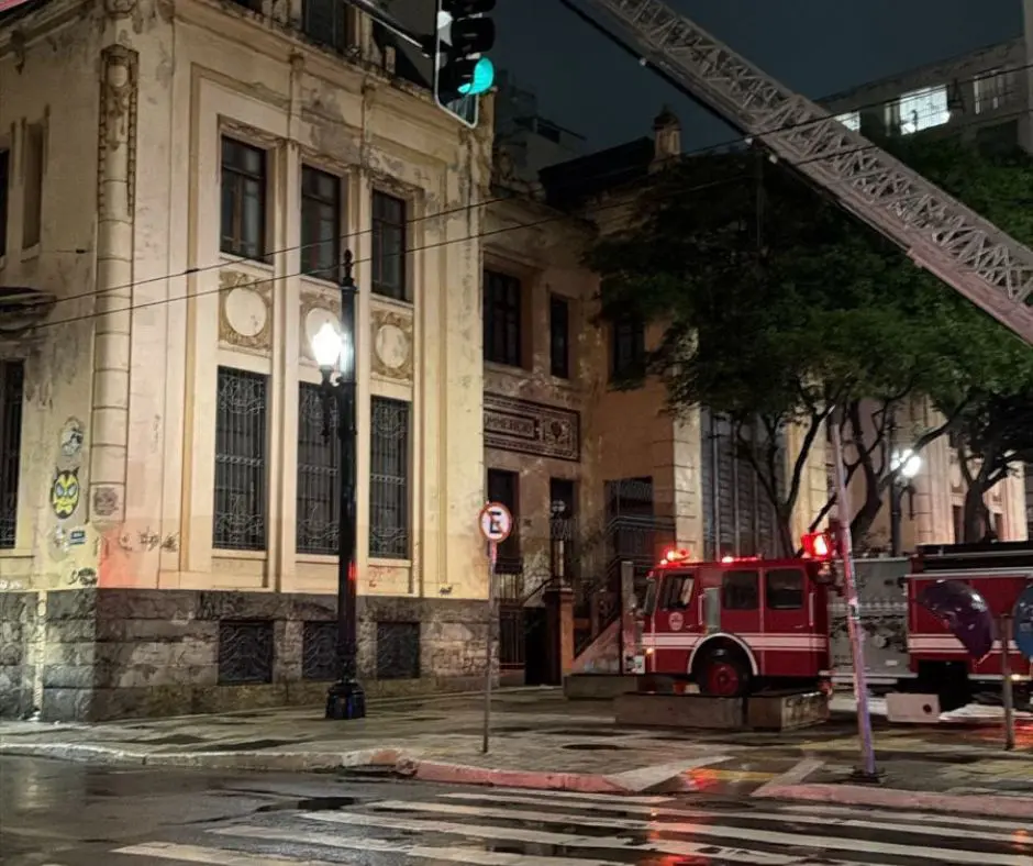 Incêndio atinge terceiro andar da Faculdade de Direito da USP, no Largo São Francisco, em São Paulo. Foto: Divulgação.