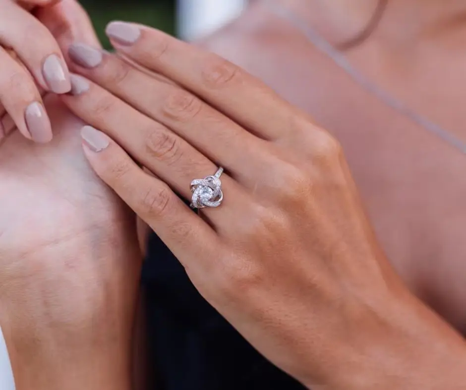 Diamantes de noivado ganham novo design e passam a representar independência e recomeço para mulheres divorciadas. Foto: Freepik.