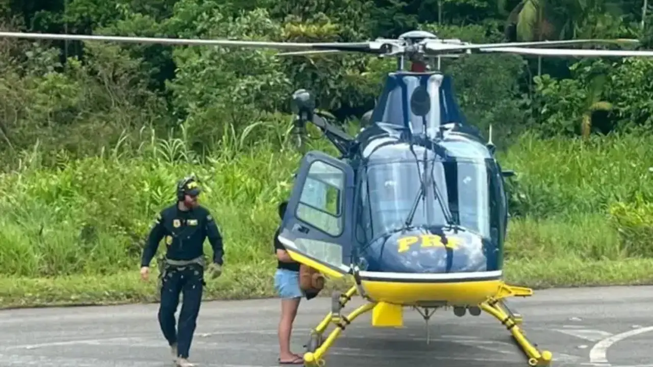Helicóptero da PRF foi acionado para transportar a menina (Foto: PRF)