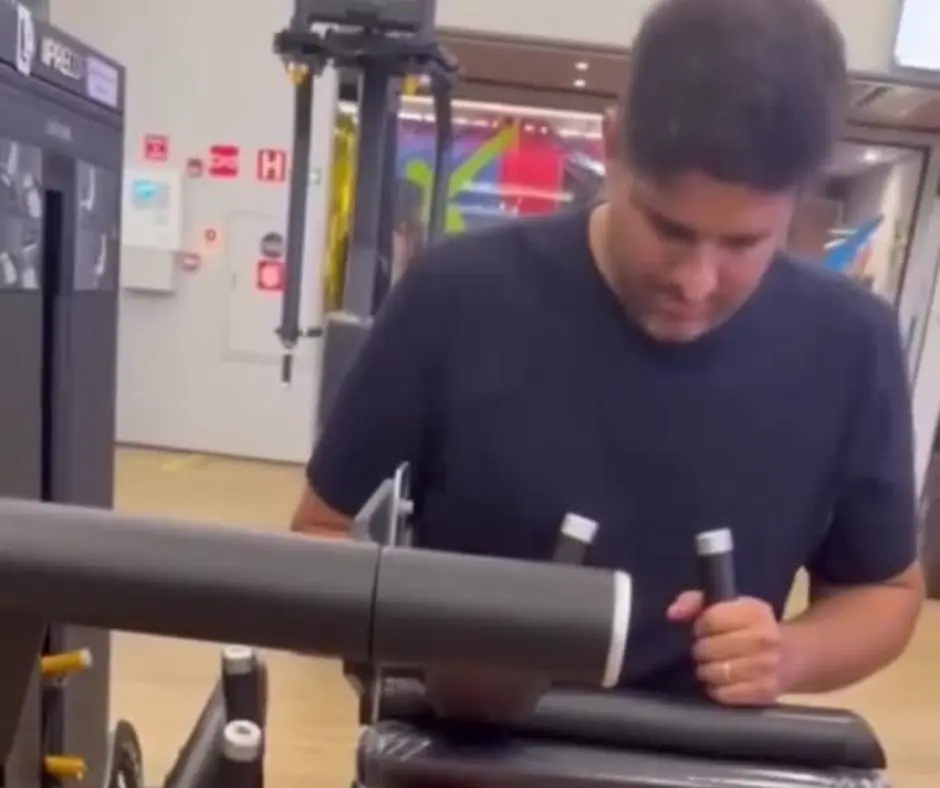 Pedro Rolim realiza exercícios em aparelhos de academia com auxílio de profissionais, 15 dias após receber a polilaminina. Foto: Reprodução.