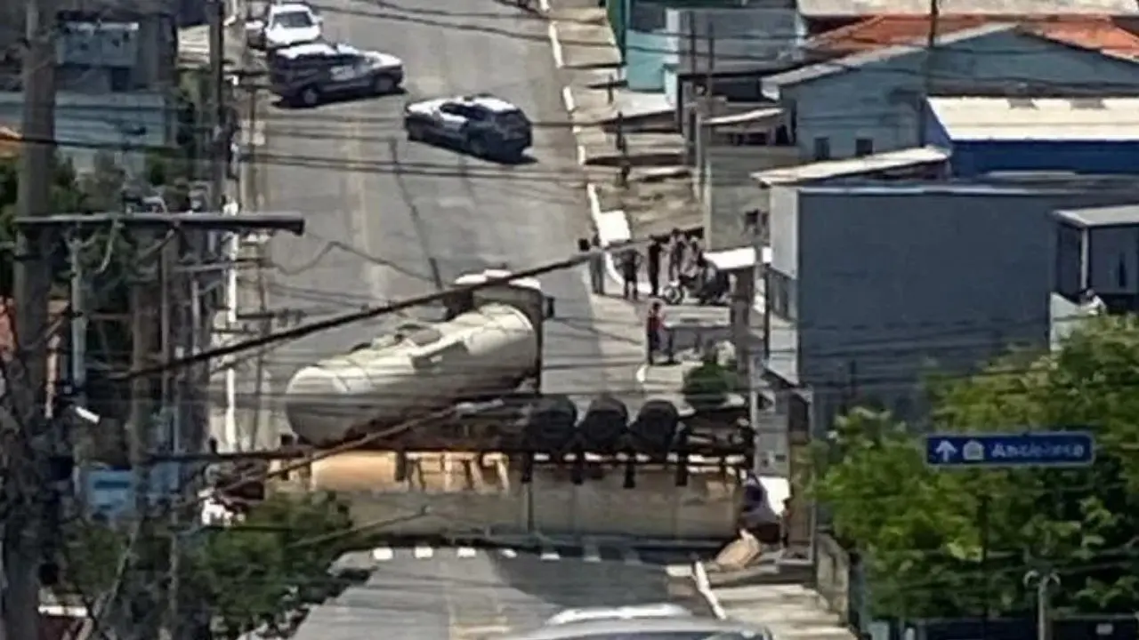 Caminhão-tanque esmaga carro (Foto: Reprodução)