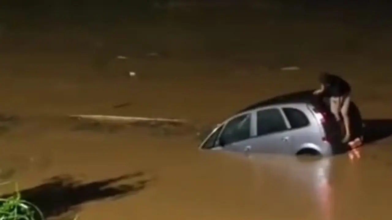 Motorista preso em carro submerso  (Foto: Redes sociais/Reprodução)