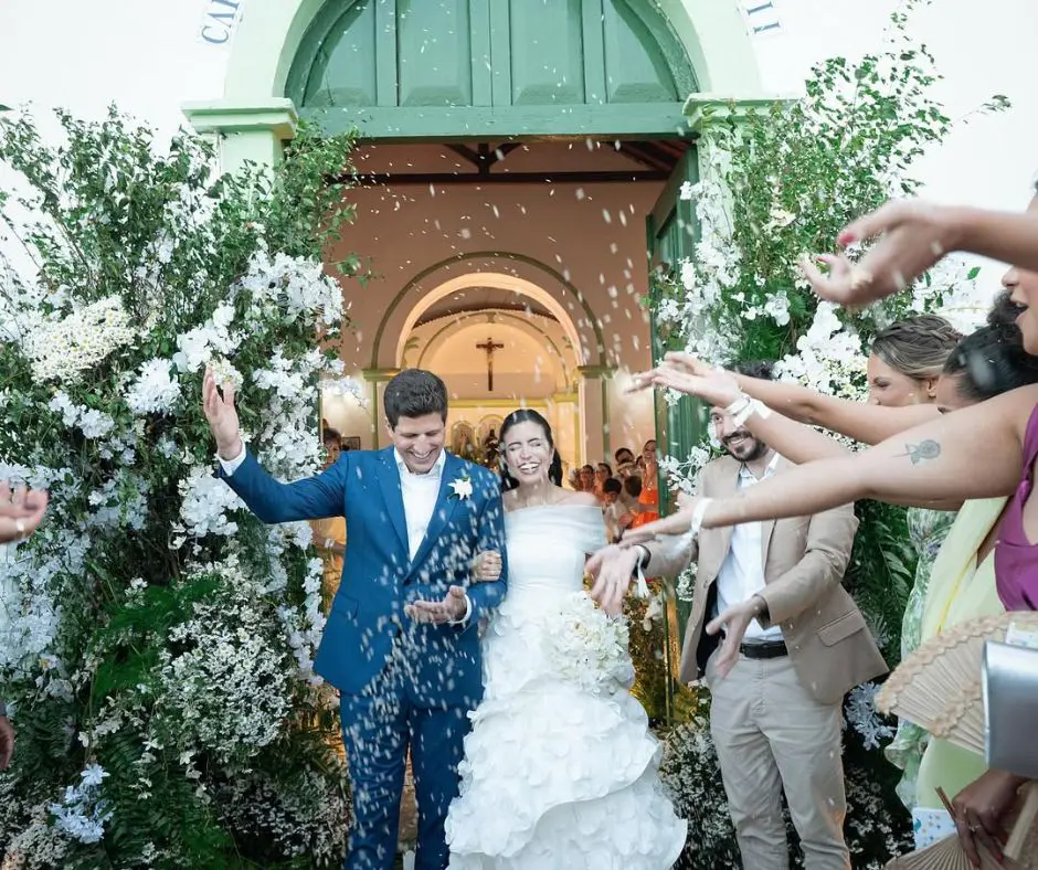 João Campos e Tabata Amaral celebram casamento na Praia dos Carneiros, em Pernambuco, ao lado de autoridades e familiares. Foto: Divulgação / Redes sociais.