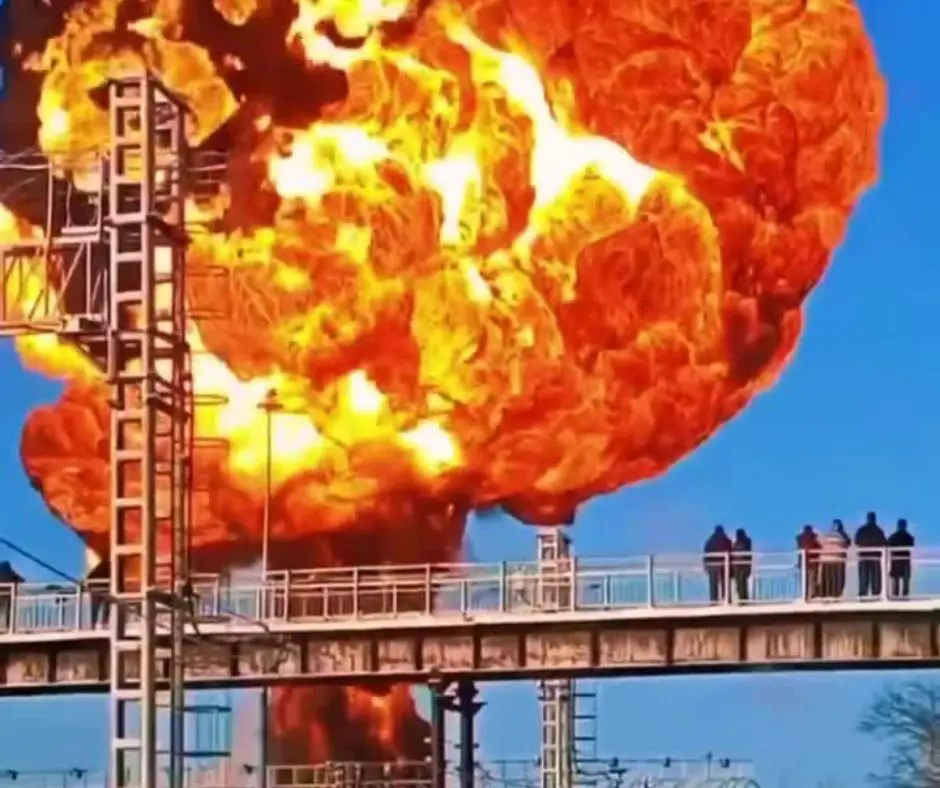 Explosão e incêndio atingem vagões-tanque que transportavam gasolina após descarrilamento de trem na região de Tambov, na Rússia. Foto: Reprodução.
