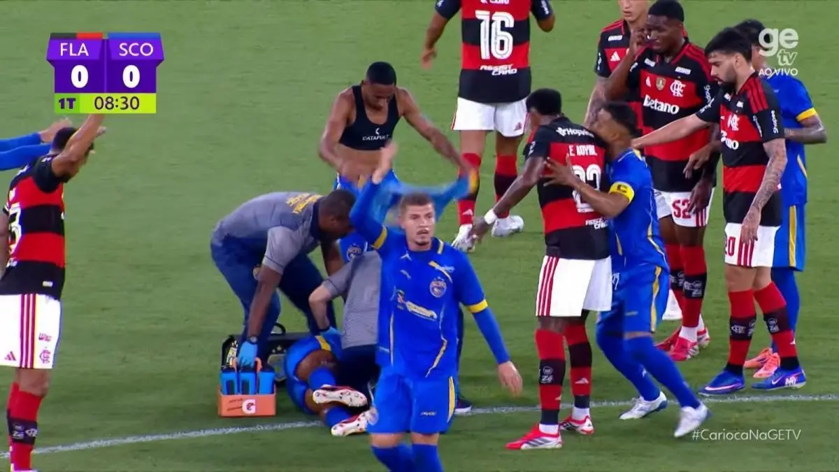 Jogador passa mal e tem convulsão durante partida contra o Flamengo; vídeo