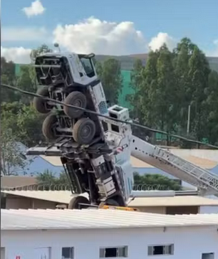 Guindaste empina, atinge muro e causa cena impressionante (Foto: Reprodução)
