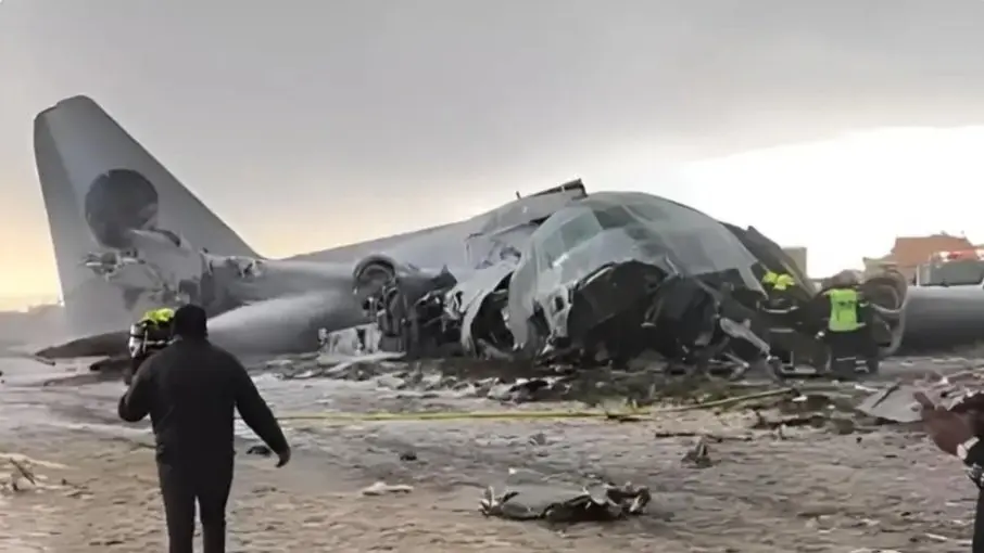 Avião da Força Aérea sai da pista durante o pouso e deixa 15 mortos; vídeo