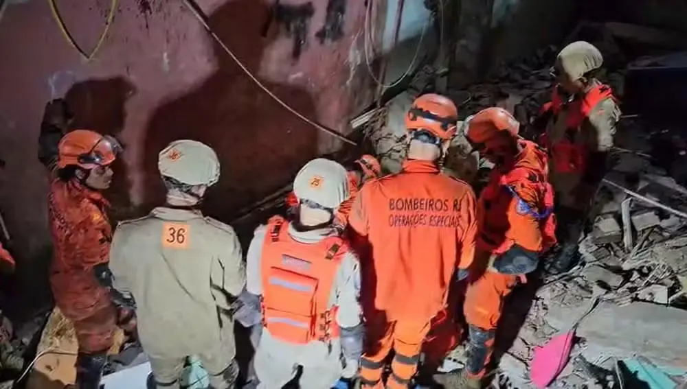 Mãe e filha ficam subterradas após desabamento de casas no Maracanã  (Foto: Divulgação/Corpo de Bombeiros)
