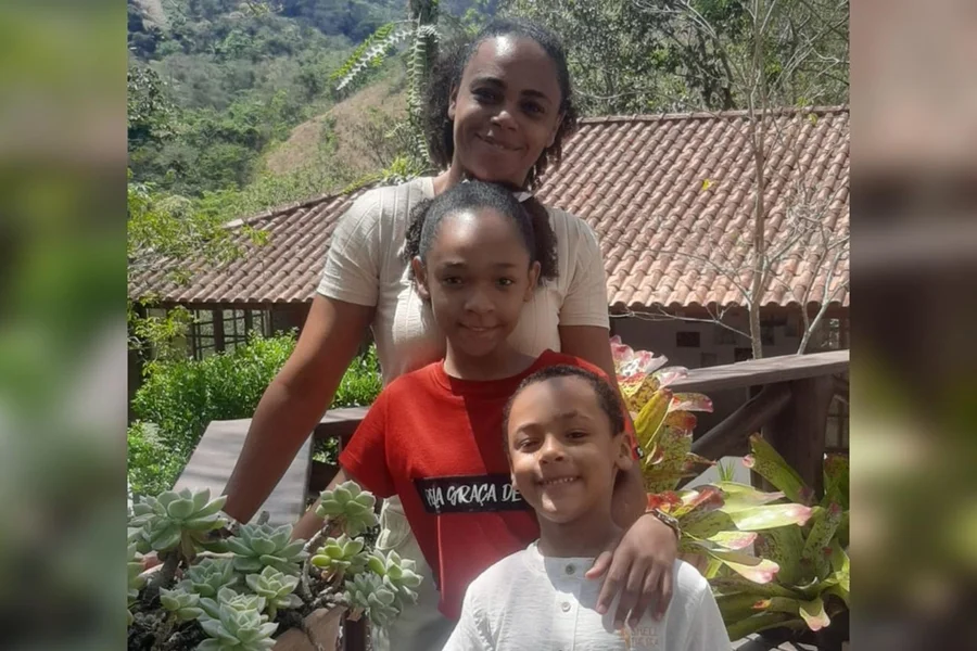 Mãe descobre que dois filhos têm a mesma doença rara após anos de diagnóstico equivocado