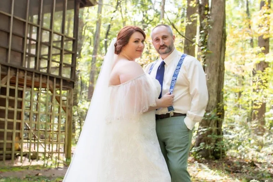 Britânico e norte-americana se conheceram em grupo do Facebook voltado a conversas triviais e transformaram amizade virtual em casamento. Foto: Divulgação / Redes sociais.