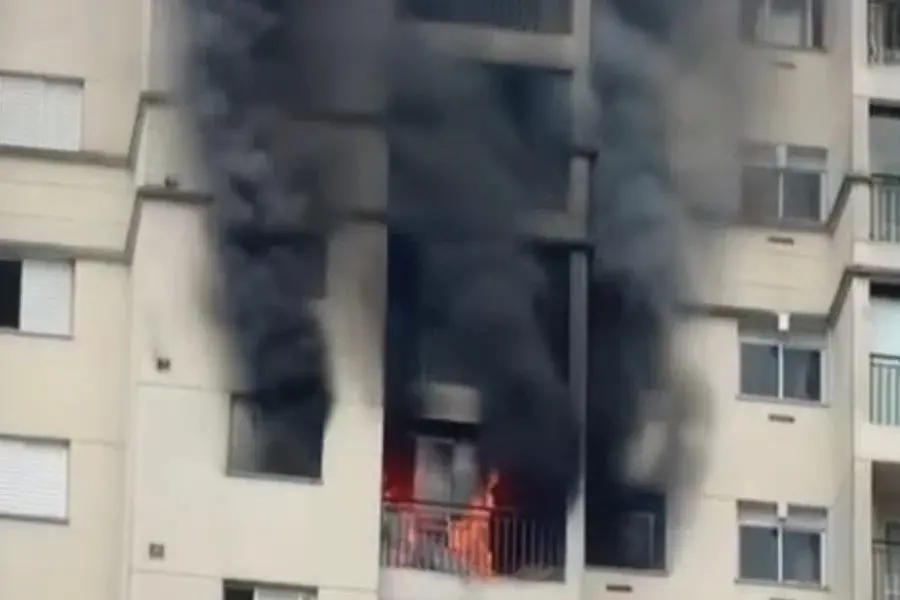 Incêndio atinge apartamento e corpo de homem é encontrado debaixo de cama (Foto: Reprodução)