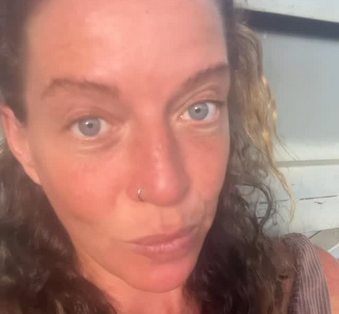 Influenciadora choca web ao usar sangue menstrual e urina em rotina de beleza (Foto: Redes Sociais)