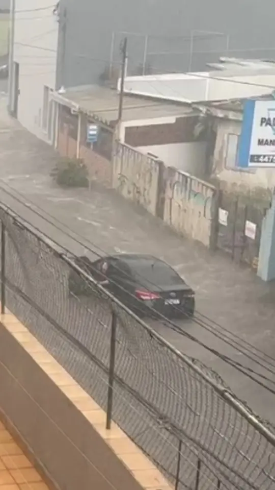 Veja o momento que mulher é resgatada após ficar presa em enchente; vídeo