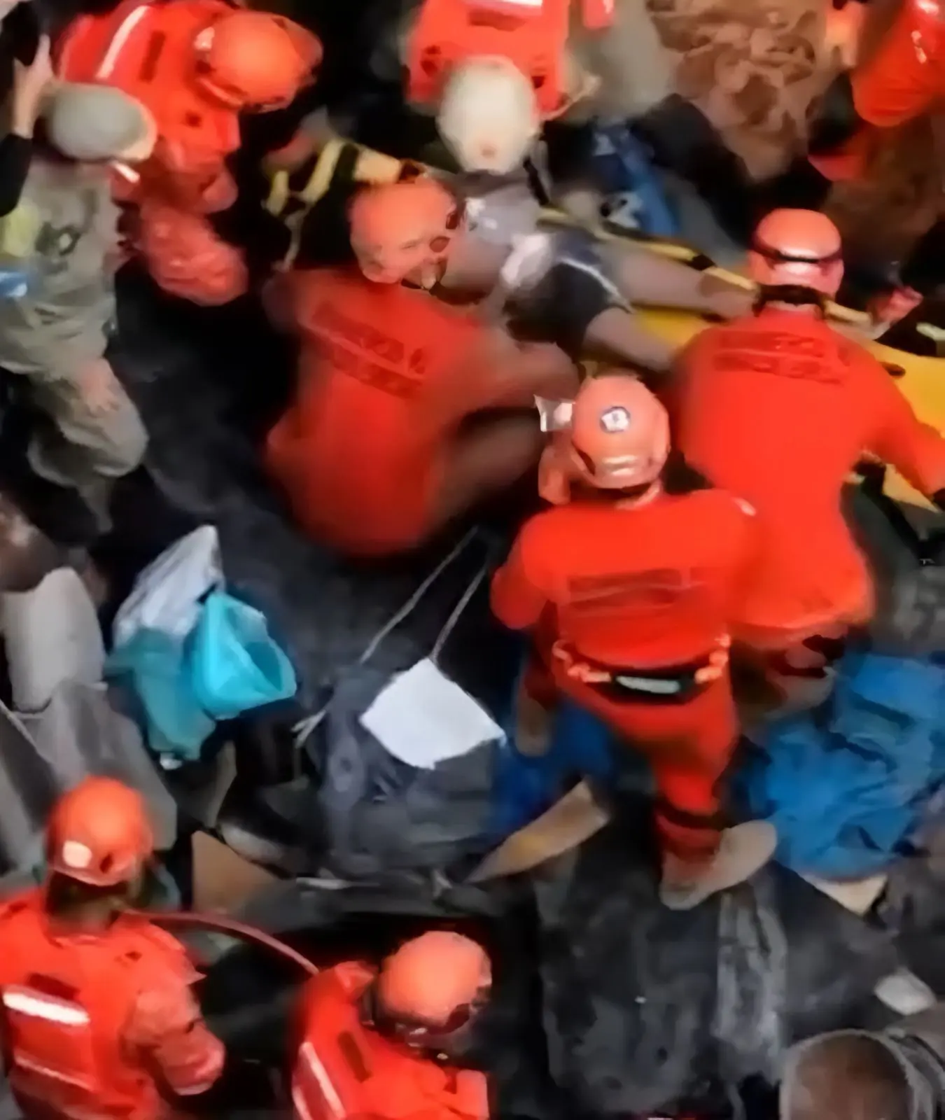 Veja momento que criança de 7 anos é retirada de escombros após desabamento no Maracanã (Foto: Reprodução/TV Globo)